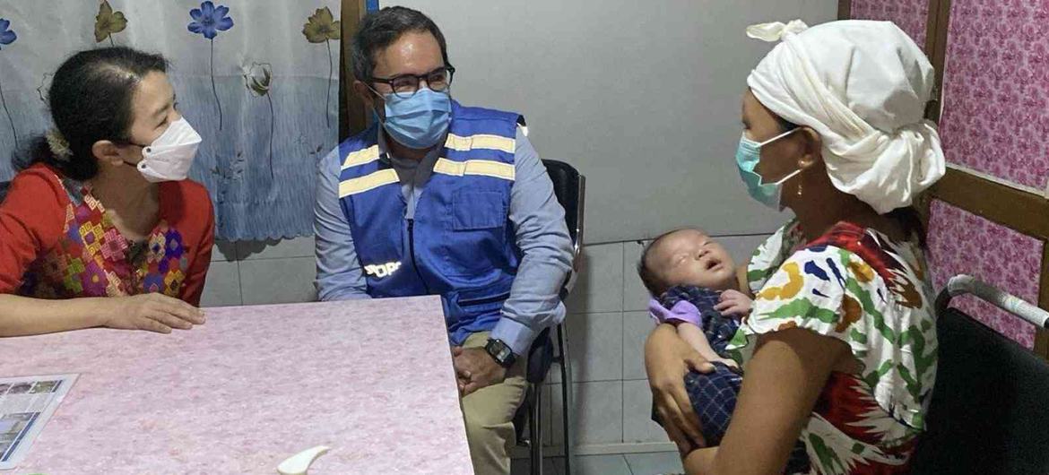 UNOPS Executive Director Jorge Moreira da Silva meets with a woman and her newborn child at a health clinic. UNOPS Executive Director Jorge Moreira da Silva meets with a woman and her newborn child at a health clinic.