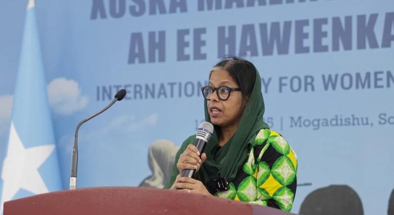 Nasrin Khan, Afisa kutoka Ujumbe wa Mpito wa Usaidizi nchini Somalia, UNTMIS akihutubia katika mjadala kuhusu wanawake katika sekta ya usafirishaji majini. Nasrin Khan, Afisa kutoka Ujumbe wa Mpito wa Usaidizi nchini Somalia, UNTMIS akihutubia katika mjadala kuhusu wanawake katika sekta ya usafirishaji majini.