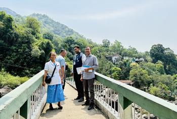 स्वास्थ्यकर्मी, सड़कें व पुल पार करके, दु्रगम इलाक़ों तक स्वास्थ्य सुविधाएँ पहुँचाते हैं.