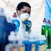 新冠疫情期间，津巴布韦首都哈拉雷的一家清洁剂生产商开始生产免水洗手液。（资料图）