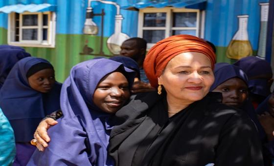 Naibu Katibu Mkuu Amina J Mohammed akiwa na wanafunzi wa Chuo cha Wasichana cha GCC nchini Nigeria