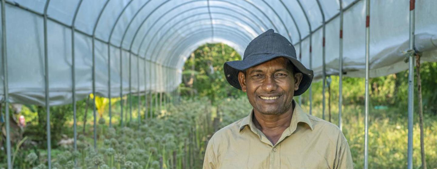 श्रीलंका के उत्तर में प्याज़ की खेती करने वाले किसान रथनायके, कम पैदावार के कारण कृषि छोड़ने पर विचार कर रहे थे. 