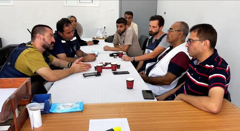 فريق منظمة الصحة العالمية يلتقي بأطباء في مستشفى الشفاء في غزة.