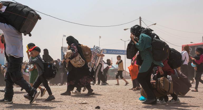 Afganos regresan a casa desde Irán a través del paso fronterizo de Islam Qala.