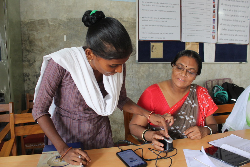 संगीताबेन राठौड़ एक प्रशिक्षित डीएफआई ई-सखी हैं. वो आधार कार्ड आधारित, भुगतान प्रणाली (एईपीएस) के ज़रिए, डिजिटल तरीक़े से लेन-देन व भुगतान का काम करती हैं.