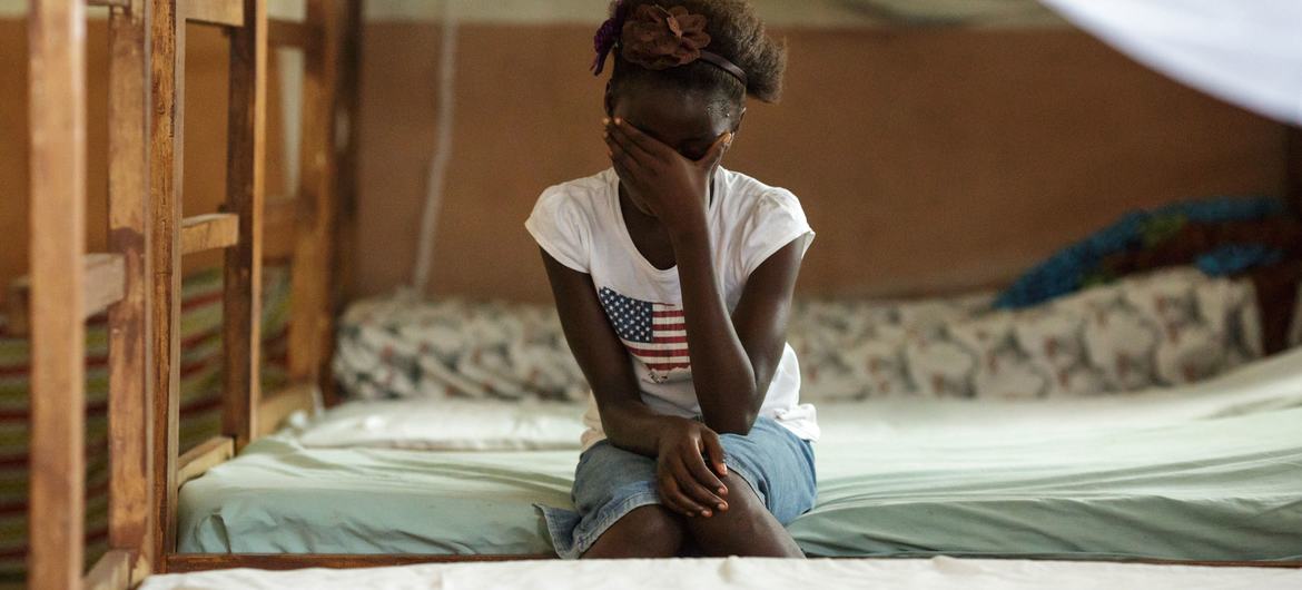 एक दस वर्षीय लड़की अपने परिवार को FGM/C प्रैक्टिशनर के रूप में प्रशिक्षित करने की योजना का पता चलने के बाद घर से भाग गई। वह अब पोर्ट लोको, सिएरा लियोन में यूनिसेफ के एक सुरक्षित घर में रहती है और स्कूल जा रही है.