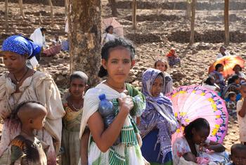 أمهات يجلبن أطفالهن للعلاج من سوء التغذية في مخيم للنازحين في تيغراي، إثيوبيا.