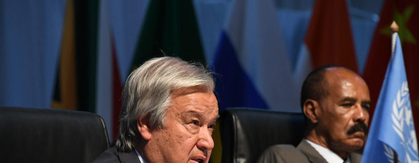 Le Secrétaire général de l'ONU, António Guterres (à gauche), s'exprime lors du 15e sommet des BRICS à Johannesburg, en Afrique du Sud.
