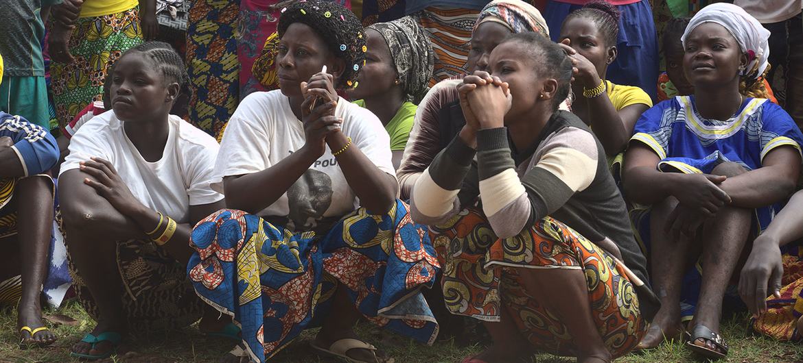 Des femmes déplacées ayant fui le village minier de Rota cherchent refuge à Bozuom en République centrafricaine (photo d'archives).