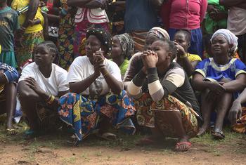 Des femmes déplacées ayant fui le village minier de Rota cherchent refuge à Bozuom en République centrafricaine (photo d'archives).
