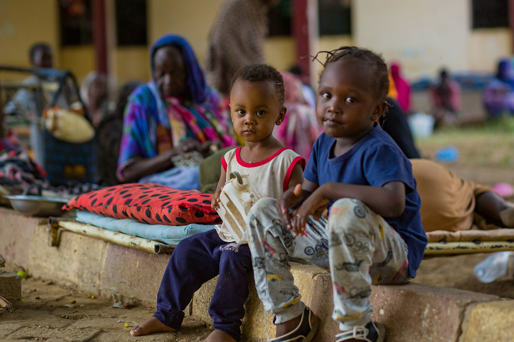El conflicto en Sudán ha desplazado a miles de familias con niños.