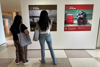 Wanawake wawili wakiangalia picha wakati wa maonesho ya picha za ICC kwenye makao makuu ya Umoja wa Mataifa jijini New York, Marekani. (Agosti 2024)