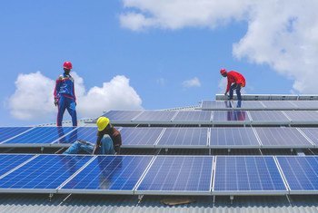 As part of a UNDP-led green renovation project, technicians install solar panels at a police academy in Rajaf, South Sudan. (21 August 2018)