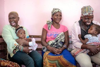 A Embaixadora da Boa Vontade do UNICEF, Angelique Kidjo (à esquerda) ouve as mães em Moçambique enquanto elas contam seus sonhos para seus filhos