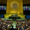 Le Secrétaire général de l'ONU, António Guterres (à la tribune et sur les écrans) s'adresse au débat de la 79e session de l'Assemblée générale.