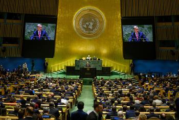 Le Secrétaire général de l'ONU, António Guterres (à la tribune et sur les écrans) s'adresse au débat de la 79e session de l'Assemblée générale.