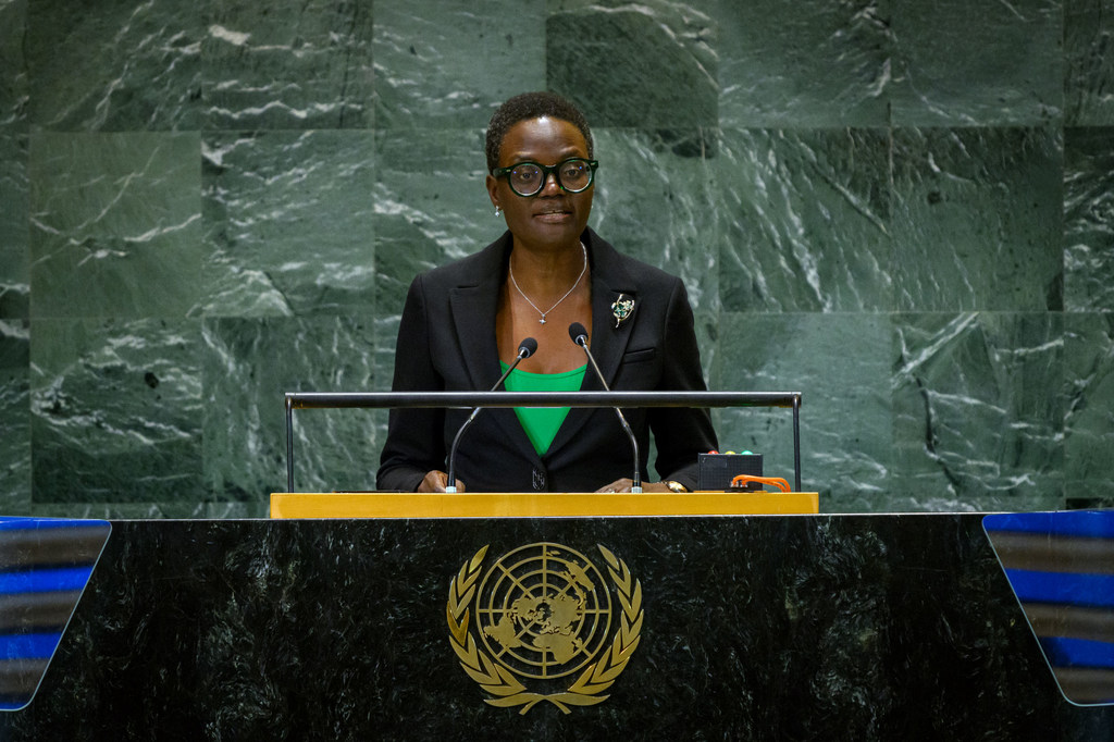 Tulia Ackson, Rais wa Muungano wa Mabunge, akizungumza jukwaani wakati wa Mkutano wa Kilele wa Mustakabali huko New York.