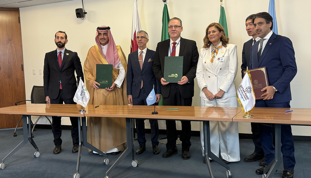 مسؤولون من صندوق قطر للإنعاش والتنمية، وصندوق التنمية الاجتماعية، وبرنامج UNDP يقفون مع وثائق في حفل توقيع في دمشق، سوريا.