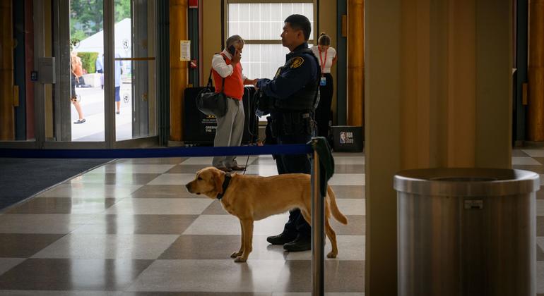 Afisa wa Usalama wa Umoja wa Mataifa akipiga doria Makao Makuu ya Umoja wa Mataifa akiwa na mshirika wake wa K-9 Hana.