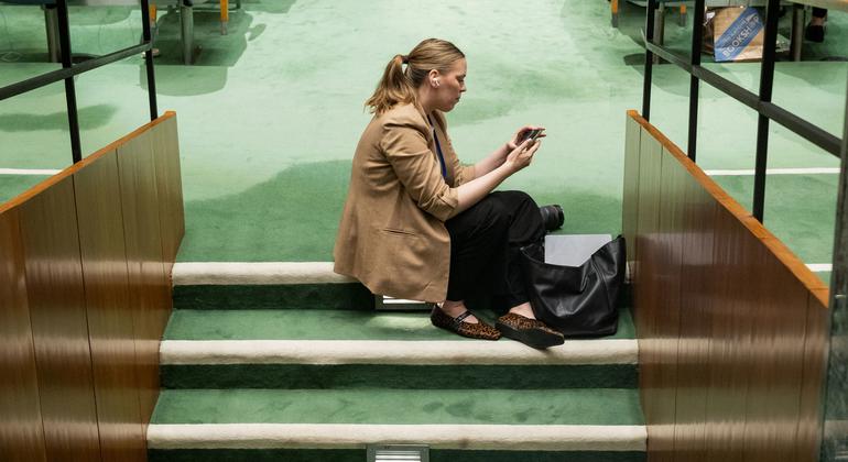 Mjumbe anakaa kwenye sakafu ya Ukumbi wa Mkutano Mkuu.