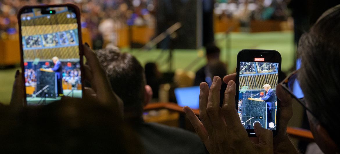 संयुक्त राज्य अमेरिका के राष्ट्रपति डॉनल्ड ट्रम्प (स्क्रीन पर) महासभा के 80वें सत्र को सम्बोधित कर रहे हैं.