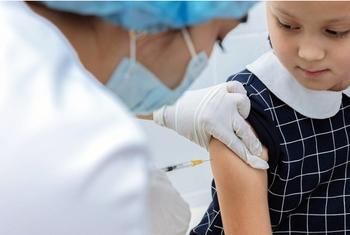 哈萨克斯坦的一名女孩接种麻疹疫苗。以疫苗贴片代替注射的新试验正显示出希望。