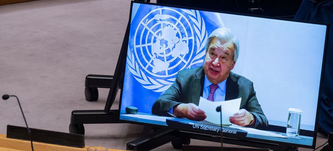 Secretary-General António Guterres (on screen) addresses Security Council members. Secretary-General António Guterres (on screen) addresses Security Council members.