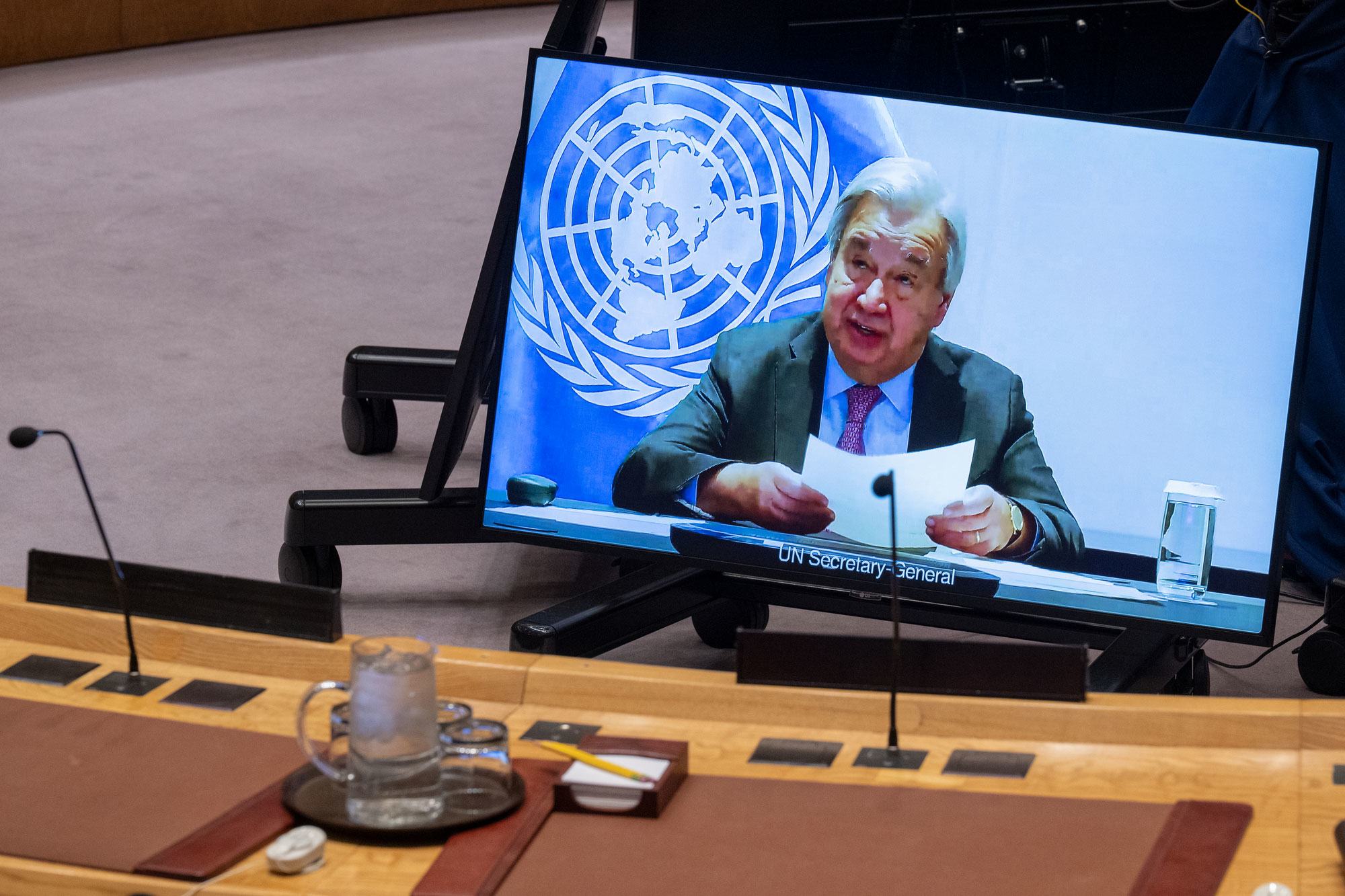 Le Secrétaire général de l'ONU, António Guterres (à l'écran), lors du débat public au Conseil de sécurité sur l'avenir du maintien de la paix et de la sécurité internationales.