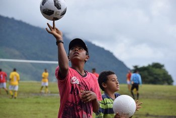 “足球促进和解”是哥伦比亚和平进程中人们举行的一项活动。