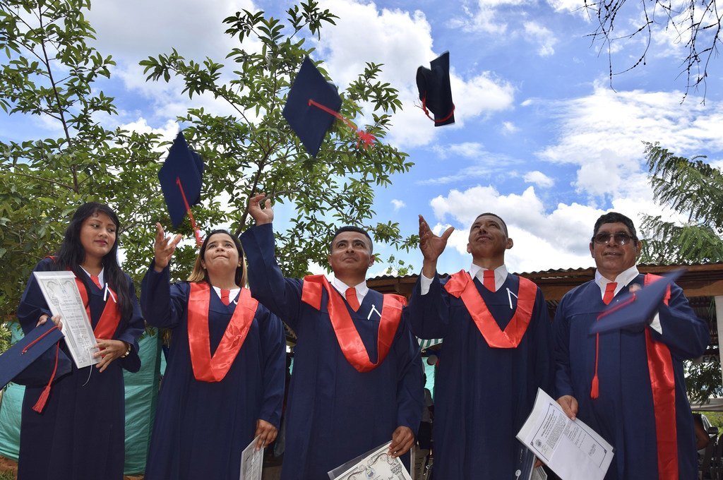 Environ 3 500 ex-combattants en Colombie ont pu terminer leurs études grâce au programme Arando la Educación (Labourant l'éducation).