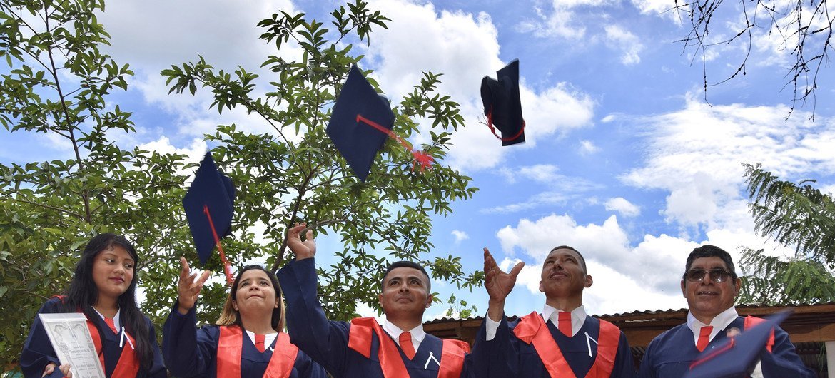 得益于 Arando la Educación（犁地教育）计划，哥伦比亚约有 3,500 名前战斗人员得以完成学业。