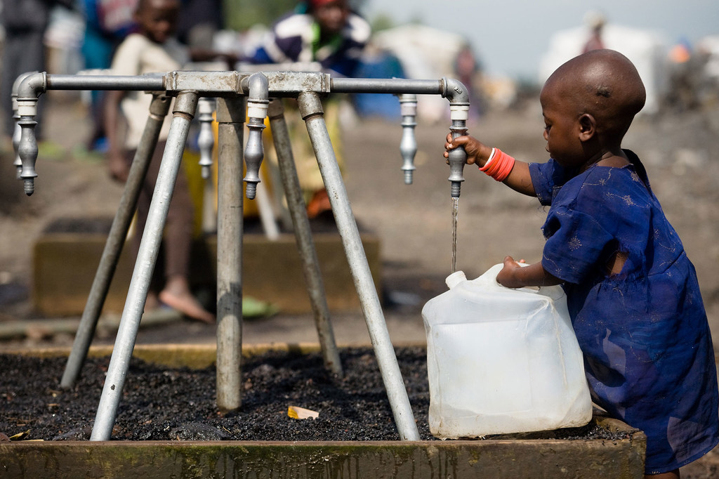 Un enfant remplit un jerrycan d'eau potable dans un camp de personnes déplacées près de Goma, en République démocratique du Congo.