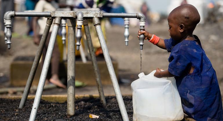 Un enfant remplit un jerrycan d'eau potable dans un camp de personnes déplacées près de Goma, en République démocratique du Congo.
