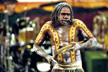 Un membre de Yothu Yindi, un groupe de rock aborigène d'Australie, se produit dans la salle du Conseil économique et social, lors du lancement de l'Année internationale des populations autochtones (archives 1992).