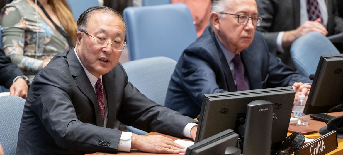 Посол Китая Чжан Цзюнь выступает на заседании Совета Безопасности ООН по ситуации на Ближнем Востоке, включая палестинский вопрос.