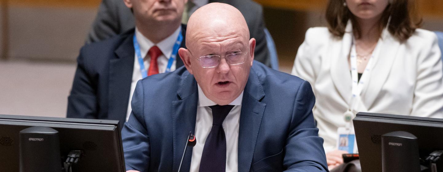 الممثل الدائم لروسيا لدى الأمم المتحدة فاسيلي نيبينزيا يلقي كلمته أمام مجلس الأمن الدولي.
