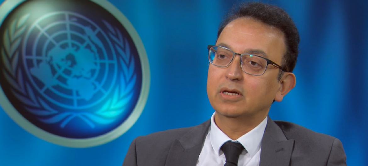 انسانی حقوق پر اقوام متحدہ کے خصوصی اطلاع کار جاوید رحمان کے مطابق ایران کے وکلاء کو عموماً قوانین اور ضوابط کی کڑی پابندیوں کا سامنا کرنا پڑتا ہے۔