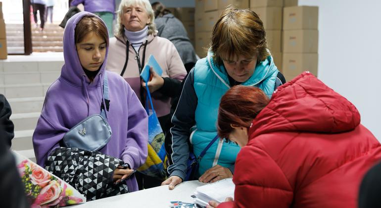 Una cooperante distribuye ropa de invierno a familias afectadas por el conflicto en Ucrania. (archivo)