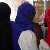 O vice-diretor executivo do Unicef, Justin Forsyth, se reúne com meninas que foram sequestradas e estupradas pelo Boko Haram no campo de deslocados internos de Muna Garage, em Maiduguri, Nigéria, em 29 de setembro de 2017.