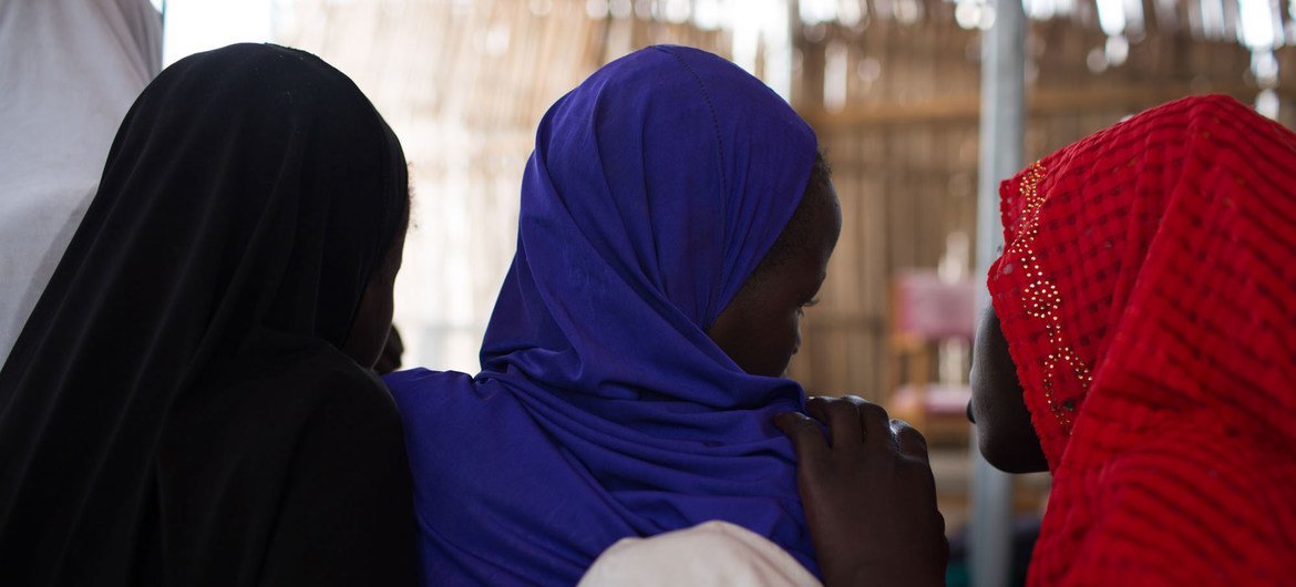 O vice-diretor executivo do Unicef, Justin Forsyth, se reúne com meninas que foram sequestradas e estupradas pelo Boko Haram no campo de deslocados internos de Muna Garage, em Maiduguri, Nigéria, em 29 de setembro de 2017.