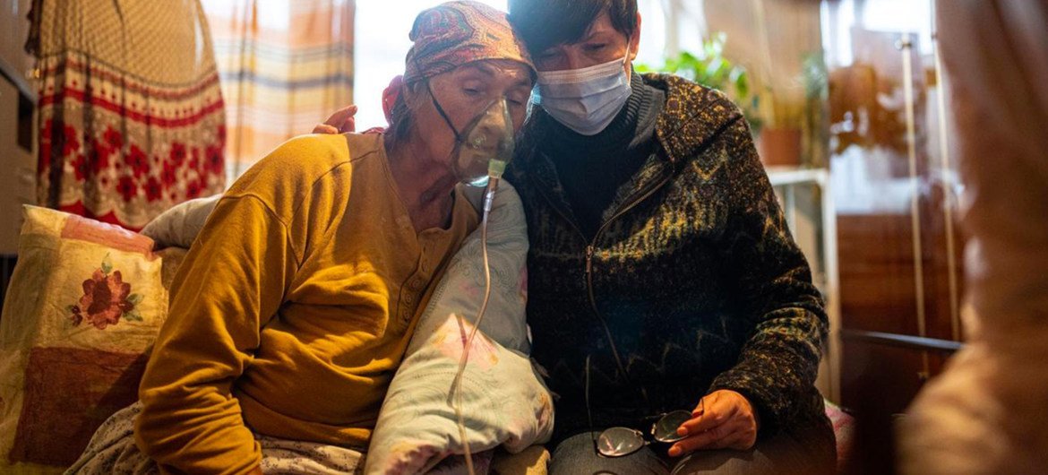 यूक्रेन में कोरोनावायरस से संक्रमित एक बुज़ुर्ग मरीज़, ऑक्सीजन मास्क के सहारे साँस ले रही है.