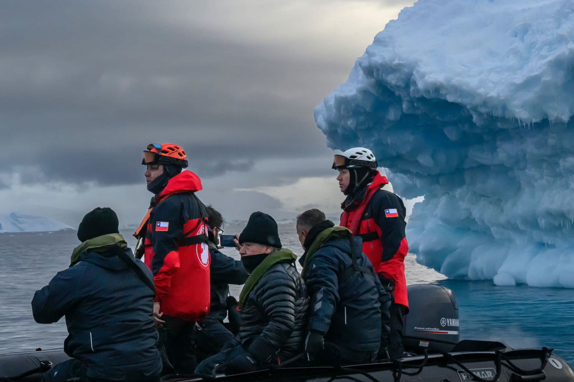 سیکرٹری جنرل انتونیو گوتیرش دورہ انٹارکٹکا کے دوران برف کی تہوں کو دیکھ رہے ہیں۔