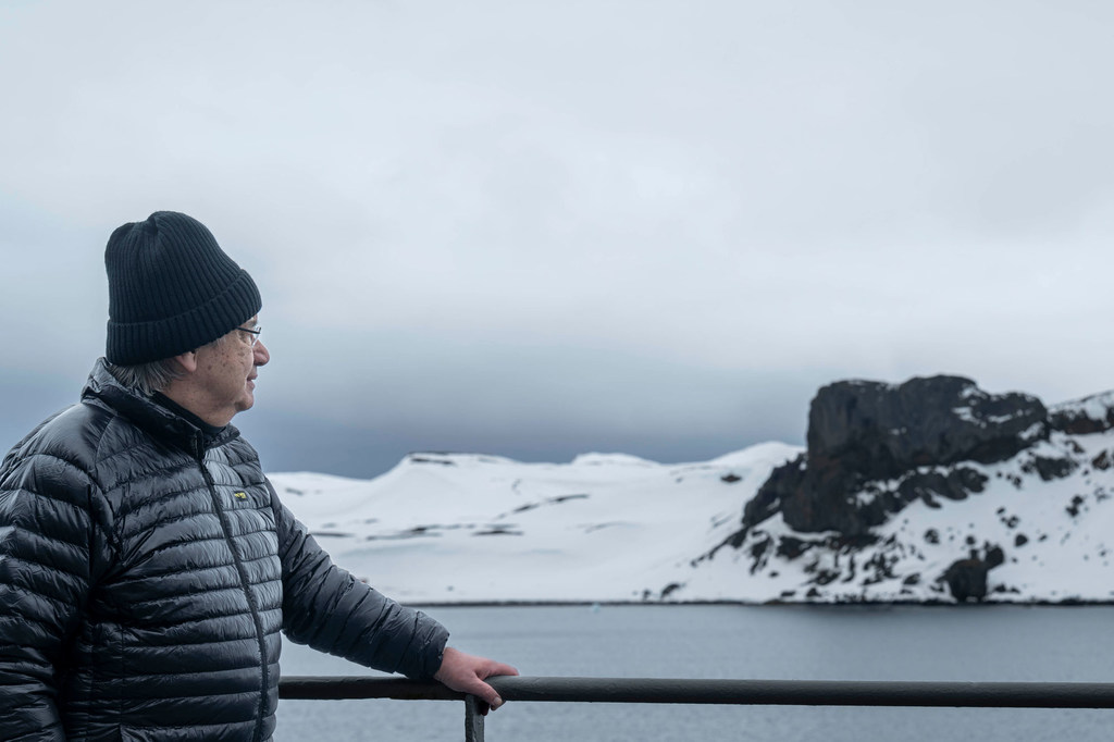 秘书长古特雷斯在弗雷南极基地眺望冰盖。