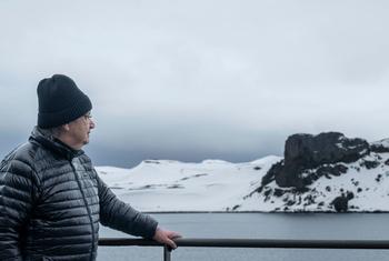 O secretário-geral da ONU, António Guterres, observa a camada de gelo na base Frei Antártida
