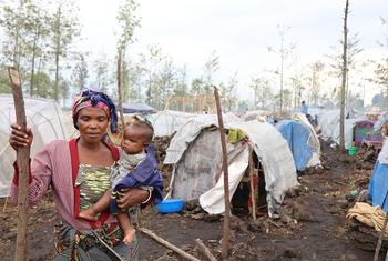 Des personnes qui ont fui les affrontements et les violences au Nord-Kivu cherchent refuge à Rusayo, en RD du Congo.