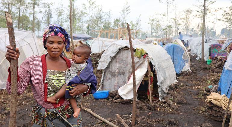 Pessoas que fugiram de conflitos e violência em North Kivu buscam refúgio em Rusayo, na República Democrática do Congo.