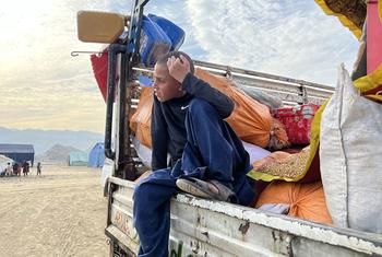 پاکستان چھوڑنے کا کا حکم ملنے کے بعد ایک افغان پناہ گزین بچہ اپنے خاندان کے ساتھ وطن روانگی کا منتظر بیٹھا ہے۔
