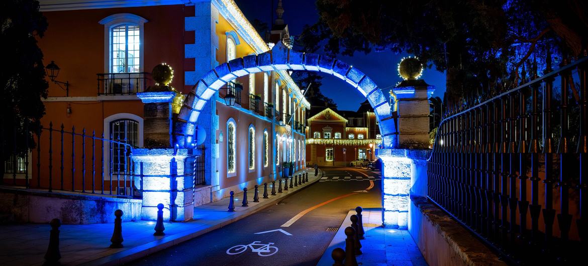 Oeiras ilumina-se de azul para celebrar os direitos das crianças