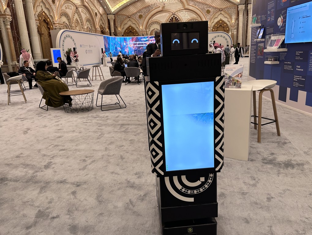 روبوت يتجول في معرض المؤتمر العام الحادي والعشرين لمنظمة الأمم المتحدة للتنمية الصناعية (اليونيدو).