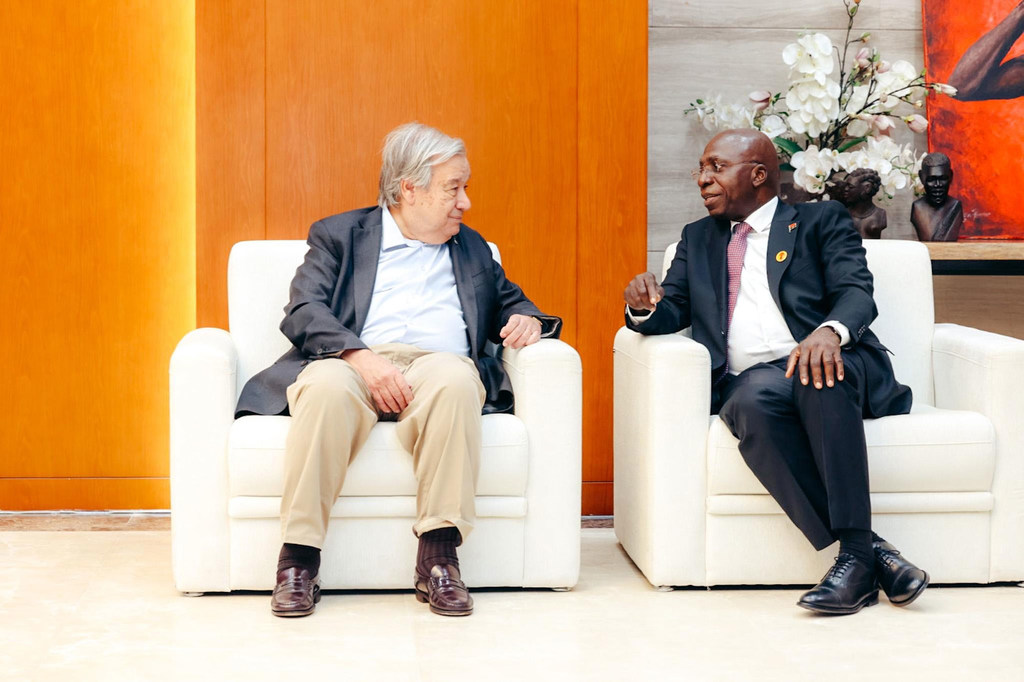 Katibu Mkuu wa Umoja wa Mataifa António Guterres (kushoto) akikutana na viongozi nchini Angola wakati wa mkutano wa Muungano wa Afrika.